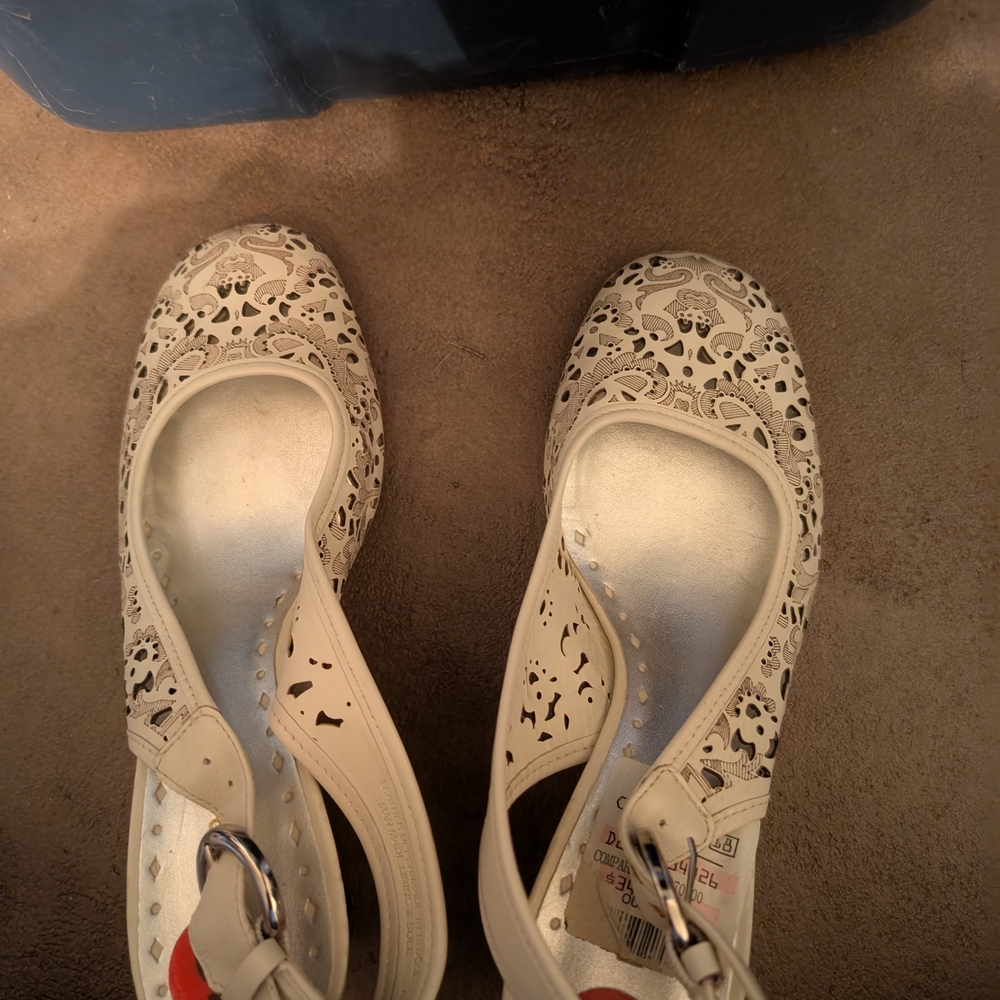 Women's Cream Cutout Flats